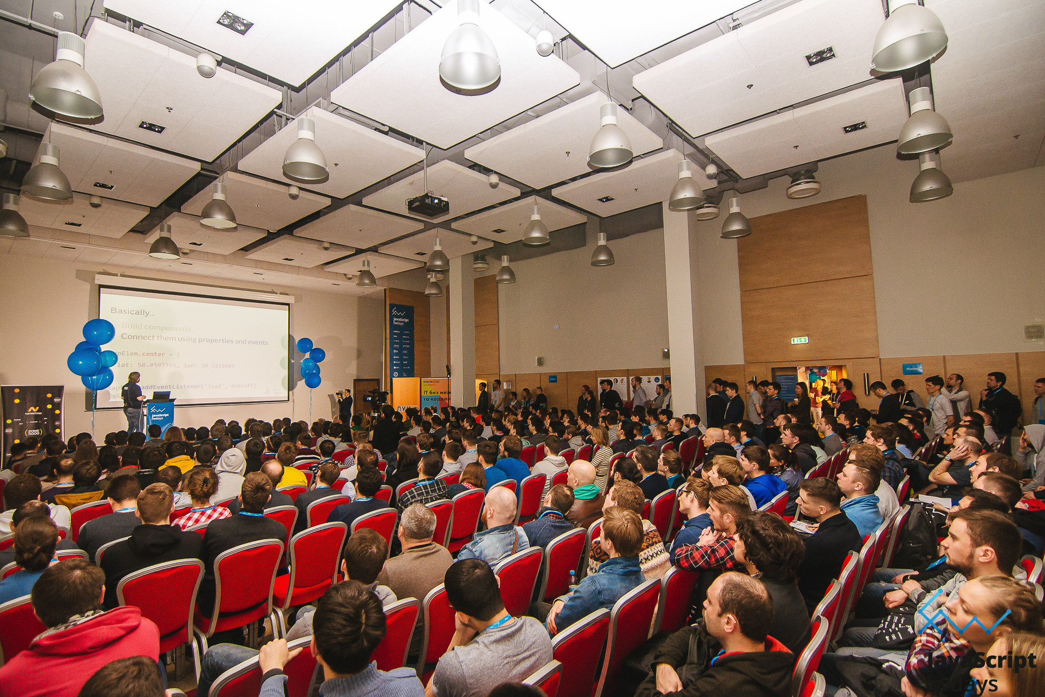 люди на конференції JavaScript Frameworks Day 2017 в залі з презентацією