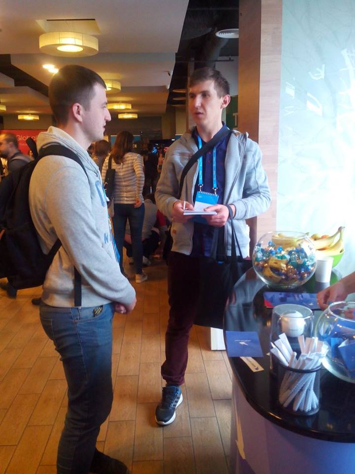 людей на конференції JavaScript Frameworks Day 2017 спілкуються між собою
