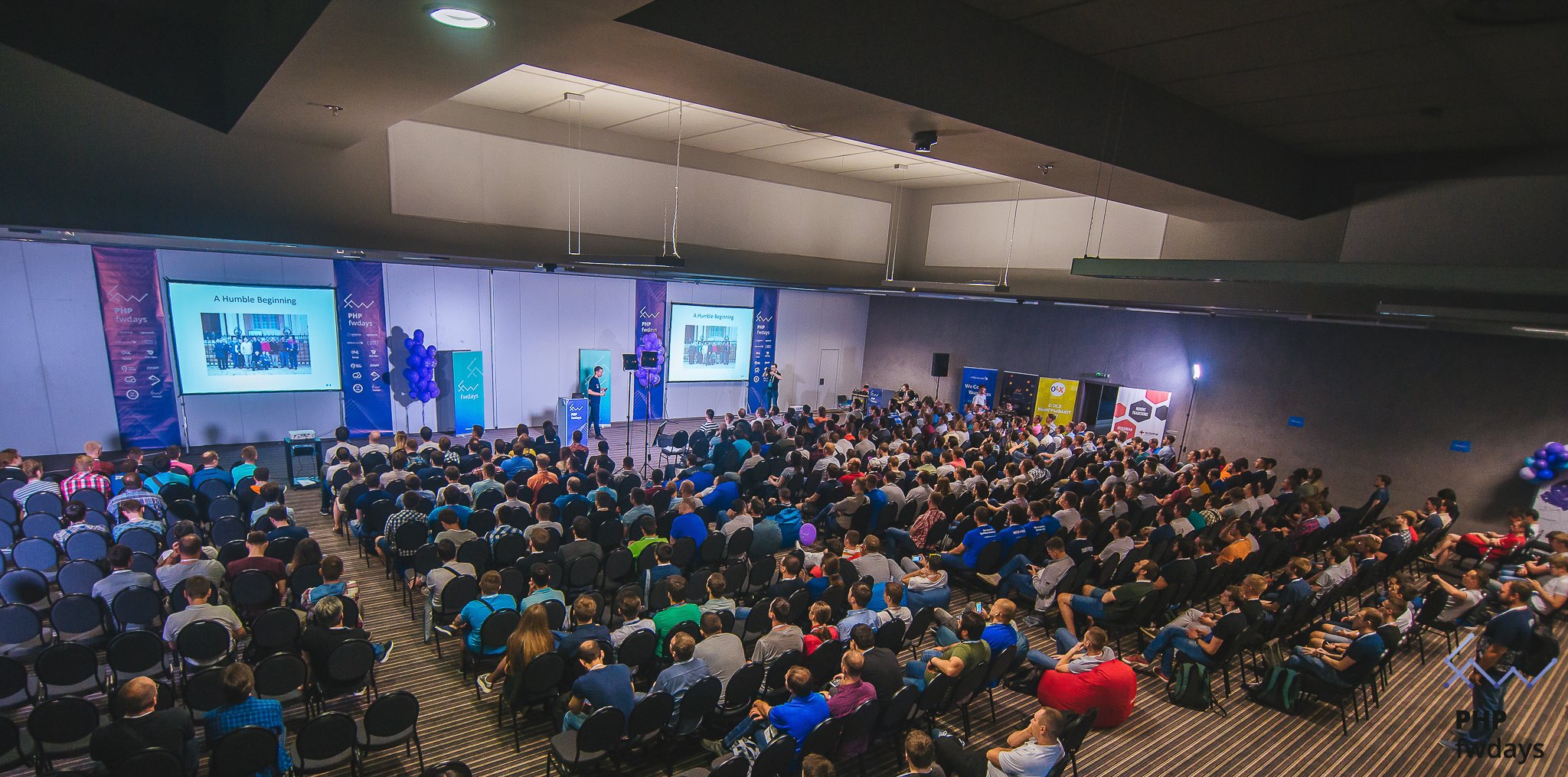 аудиторія на конференції PHP fwdays'17 з доповідями на екранах