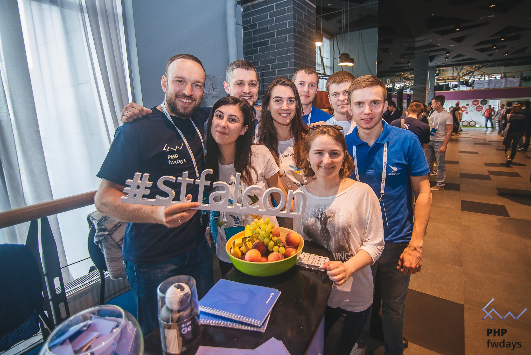команда stfalcon на конференції PHP fwdays'17 з фруктами та плакатом