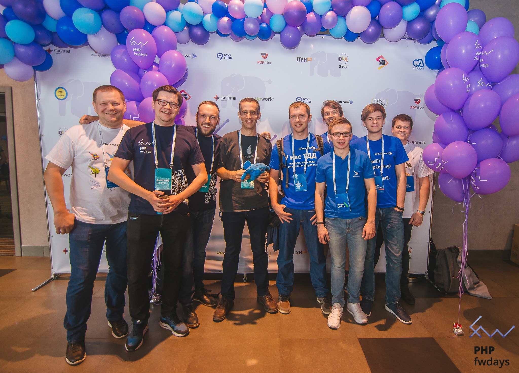 група учасників конференції PHP fwdays'17 на фоні декорацій