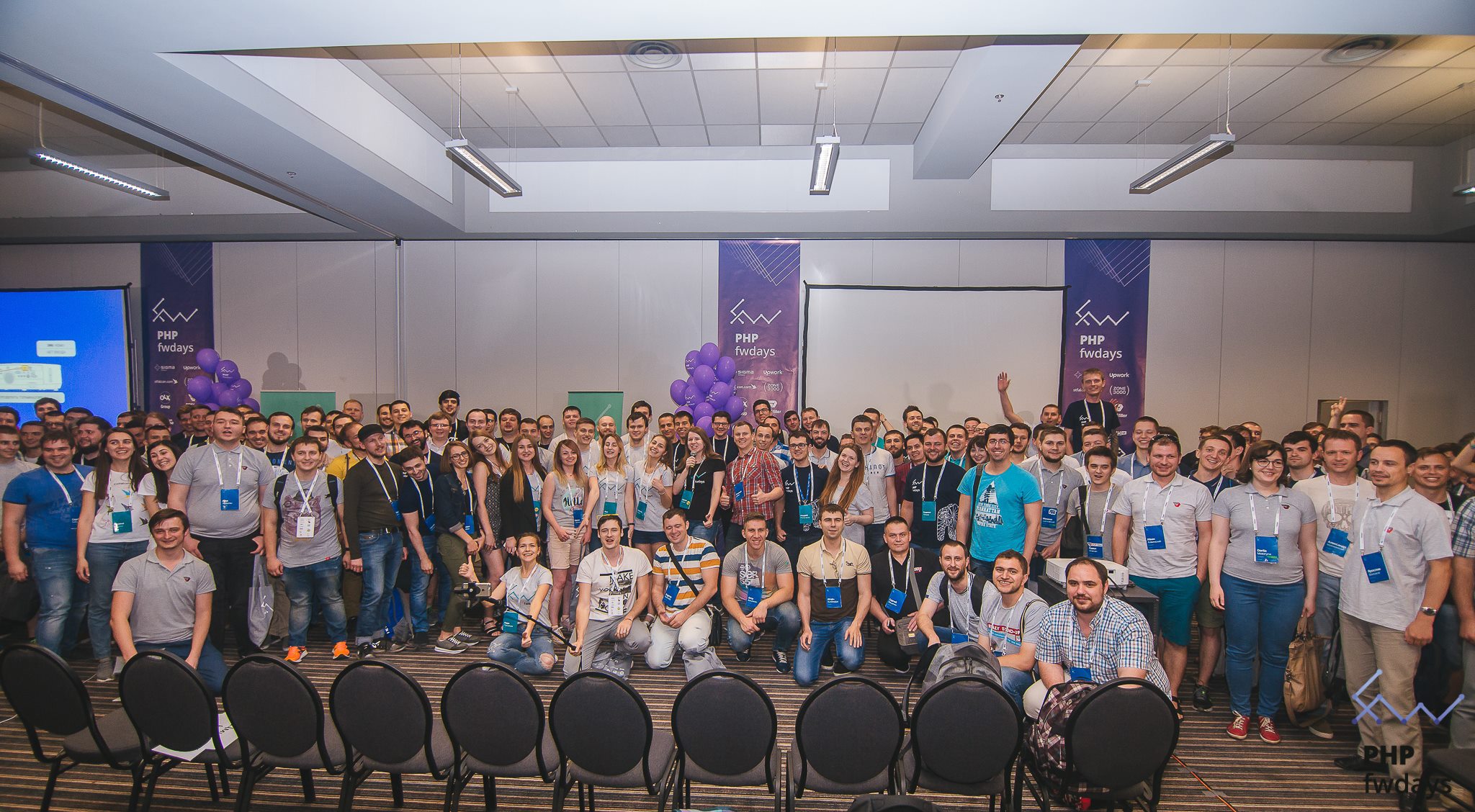 група учасників конференції PHP fwdays'17 на сцені з нагородами