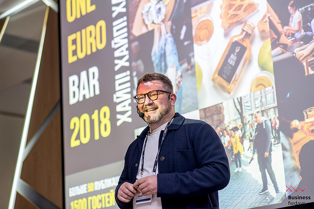 людина на сцені під час конференції Business fwdays'19