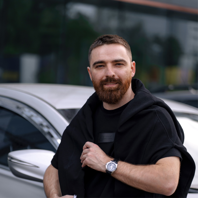 Олексій Тригубенко, співзасновник Anycar, біля автомобіля